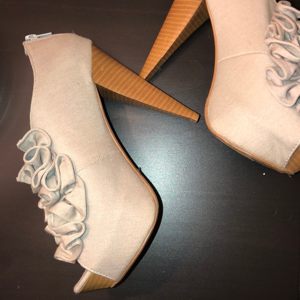 Grey Ruffle Heels - Picture 3 of 4